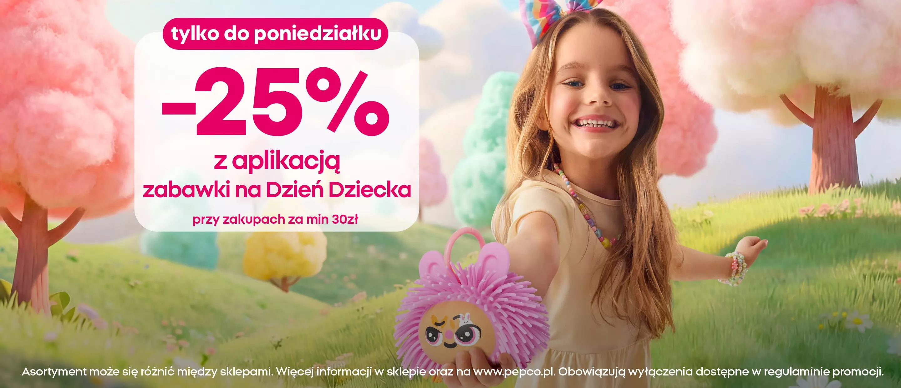 Uśmiechnięta dziewczynka trzyma różową zabawkę w promocji -25% na Dzień Dziecka w Pepco.